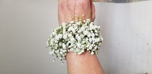 Sweet and simple babies breath bracelet. 20190523_131309_-1-.jpg